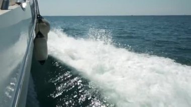 Pruvadaki yatın güvertesinden bak, yaklaş. Yeşil deniz ve dalgalarla yan manzara. Kavram, yaşam tarzı ve özgürlük. Yavaş çekim.