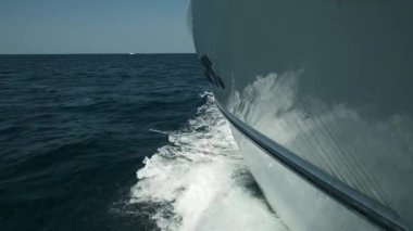 Pruvadaki yatın güvertesinden bak, yaklaş. Yeşil deniz ve dalgalarla yan manzara. Kavram, yaşam tarzı ve özgürlük. Yavaş çekim.