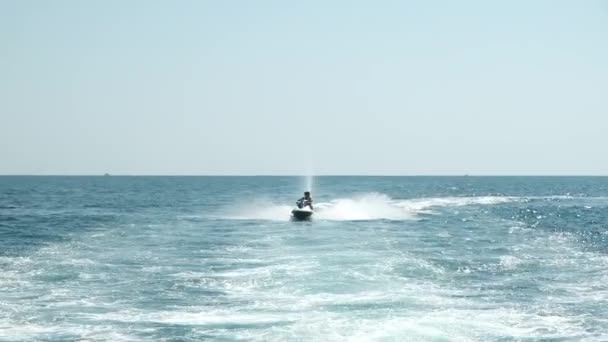 Sochi, Russia - 10 sep 2020: Two man riding on water scooter.海滩度假时的运动和海洋活动。喷气式滑雪 — 图库视频影像