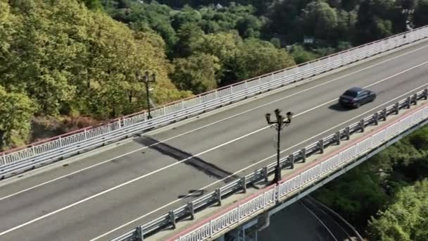 Hermoso puente grande para autopista a través del mar, vista aérea del giro del dron, hermoso diseño del puente automotriz en el mar. Viajar. Volando sobre el puente mientras pasan los coches. Sochi, Rusia. Arriba. — Vídeo de stock