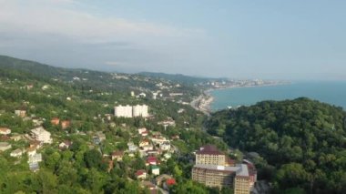 Kıyı, turkuaz deniz, sahil treni ve muhteşem dağ Soçi, Rusya. 