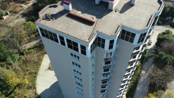 Imágenes aéreas de arriba hacia abajo del sitio de construcción. Construcción de un moderno edificio de apartamentos de varios pisos en la zona verde. 4K UHD disparo de proceso de construcción de la estructura del rascacielos. — Vídeo de stock