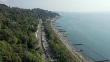 Kıyı, turkuaz deniz, sahil treni ve muhteşem dağ Soçi, Rusya. 