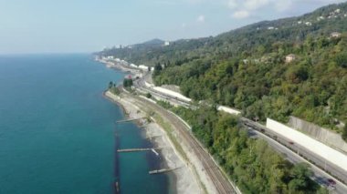 Kıyı, turkuaz deniz, sahil treni ve muhteşem dağ Soçi, Rusya. 