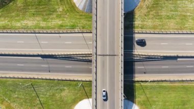 Hızlı hareket eden arabalar, kamyonlar, otobüsler, bulanık hareketler ile yoğun kavşak trafiğinin üzerinde gün içinde havadan zaman kaybı