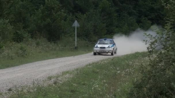 러시아의 소치 - 2020 년 7 월 18 일: 느린 동작으로 운전하는 경주 차량, 먼지를 들어올리는 경주 경주. 먼지많고 거친 비포장도로를 운전하는 모습. — 비디오