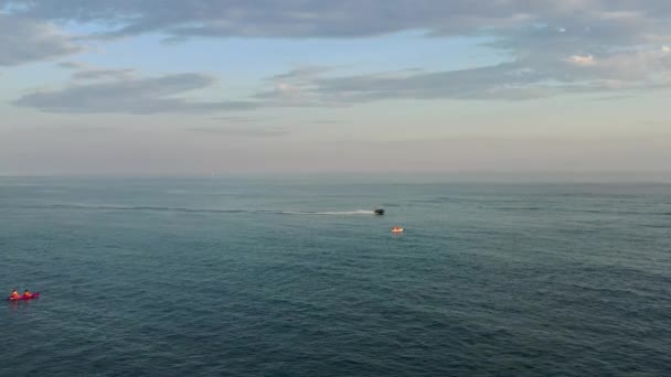 Drohnenflug aus der Luft über ruhigem, türkisfarbenem Meerwasser, glatt schimmernde Oberfläche als Hintergrund oder Tapete. Sonnenuntergang — Stockvideo