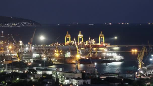 Porto comercial de Novorossiysk lapso de tempo da noite. vista aérea panorâmica do mais movimentado porto de carga russo com centenas de navios que carregam mercadorias de exportação e importação e milhares de contêineres no porto — Vídeo de Stock