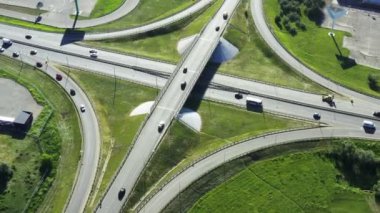 Hareket halindeki arabalarla yol kavşağının havadan görüntüsü. Yol kavşağı ya da yoğun şehir trafiğiyle kavşak. Yolda hız.