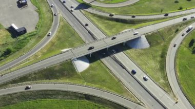Hareket halindeki arabalarla yol kavşağının havadan görüntüsü. Yol kavşağı ya da yoğun şehir trafiğiyle kavşak. Yolda hız.