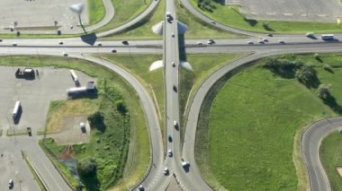 Hareket halindeki arabalarla yol kavşağının havadan görüntüsü. Yol kavşağı ya da yoğun şehir trafiğiyle kavşak. Yolda hız.