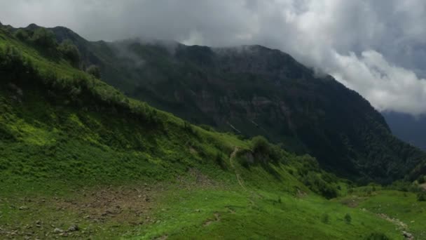 Αεροπλάνο των βουνών των Άλπεων. Βουνά, κορυφές, βράχια, βράχια, κορυφογραμμές, τοπίο, πράσινο γρασίδι, ουρανός, σύννεφα, φύση, ακαλλιέργητη φύση, drone video. — Αρχείο Βίντεο