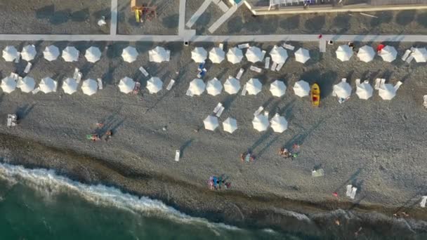 从上方俯瞰美丽的鸟瞰海滩，海滩上有遮阳伞和美丽的绿松石海. — 图库视频影像