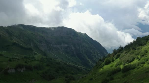 Tiro aéreo das montanhas dos Alpes. Montanhas, picos, falésias, rochas, cumes, paisagem, grama verde, céu, nuvens, natureza, natureza não cultivada, vídeo drone. — Vídeo de Stock