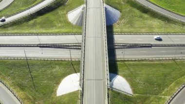 Hareket halindeki arabalarla yol kavşağının havadan görüntüsü. Yol kavşağı ya da yoğun şehir trafiğiyle kavşak. Yolda hız.