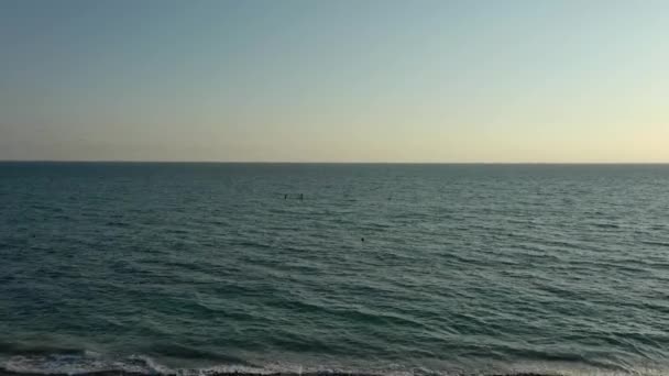 穏やかな濃い青の海の水の表面、曇りの夕日や日の出の空の空中トップビュー — ストック動画
