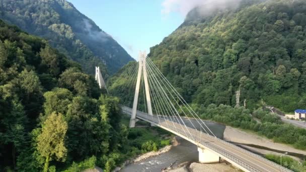 Widok z lotu ptaka na most linowy i nową autostradę z Soczi do Krasnaya Polyana, Rosja. — Wideo stockowe