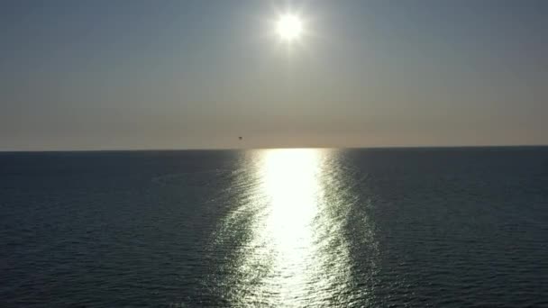 海の上に日の出の素晴らしいショット。太陽が海と空の上で朝に昇ると明るく青になる. — ストック動画