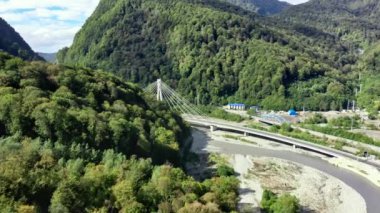 Kablolu köprü manzarası ve Sochi 'den Krasnaya Polyana' ya yeni bir otoyol, Rusya.