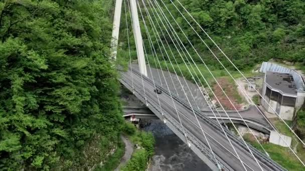 Letecký pohled na most a novou dálnici ze Soči do Krasnaya Polyana, Rusko. — Stock video