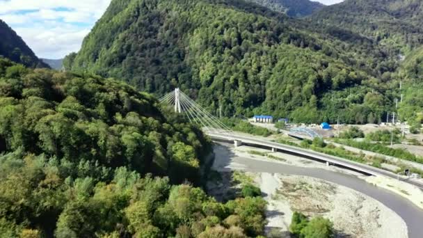 Vue aérienne du pont à haubans et d'une nouvelle autoroute de Sotchi à Krasnaya Polyana, Russie. — Video