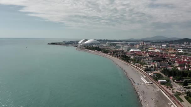 Légi felvétel egy drónról. Kilátás a Szocsi Olimpiai Parkra. Hal. Városi strand, ahol az emberek lazítanak. Üdülőhely — Stock videók