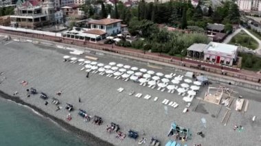 Hava videosu. Sochi seti. Otelde. Kumsal. Karadeniz. Tatil sezonu. Yukarıdan manzara. Konut alanı. plaj şemsiyesi. 