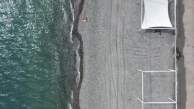 Hava videosu. Sochi seti. Otelde. Kumsal. Karadeniz. Tatil sezonu. Yukarıdan manzara. Konut alanı. plaj şemsiyesi. 