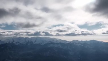 Bulutlardaki dağ zirvesinde zaman aşımı.