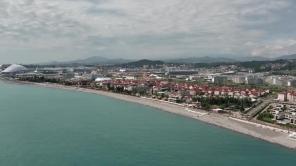 Letecké video z dronu. Pohled na olympijský park Soči. Fisht. Městská pláž, kde lidé odpočívají. Resort — Stock video