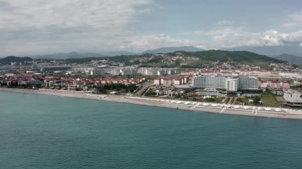 Letecké video z dronu. Pohled na olympijský park Soči. Fisht. Městská pláž, kde lidé odpočívají. Resort — Stock video