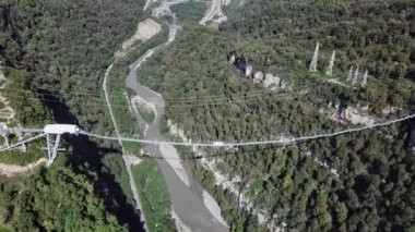 Kanyon nehri boyunca en uzun asma köprü etrafında uçuş. Sochi, Skypark. 