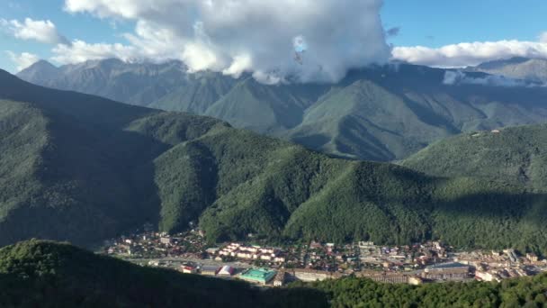 Rusya 'nın Soçi kentindeki Red Glade' deki dağların ve şehir vadisinin panoramik manzarası. Krasnaya polyana, Roza Khutor. — Stok video