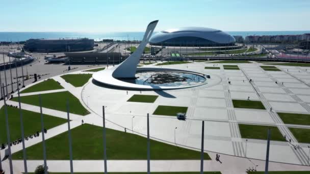 SOCHI - 2020年7月27日:エアビューサッカースタジアムフィシュット。ソチ、アドラー、ロシア、オリンピックトーチと魚のスタジアムは、冬のオリンピック2014のために建てられました。主な儀式エリアであるスタジアムフィシュット — ストック動画