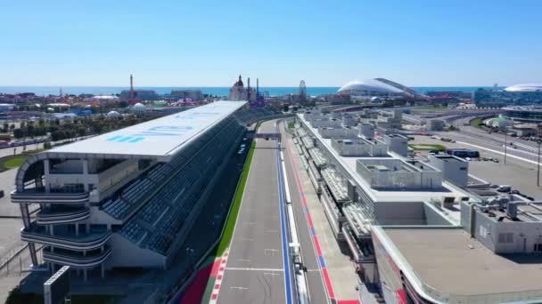 Sochi, Rusya - 01 Nisan 2021: Pistin ve Sochi Autodrom 'un tribünlerinin hava görüntüsü — Stok video