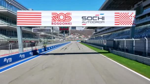 Sochi, Rusland - 01 apr 2021: tribunes en track Sochi Autodrom, start- en finishruimte, luchtfoto — Stockvideo