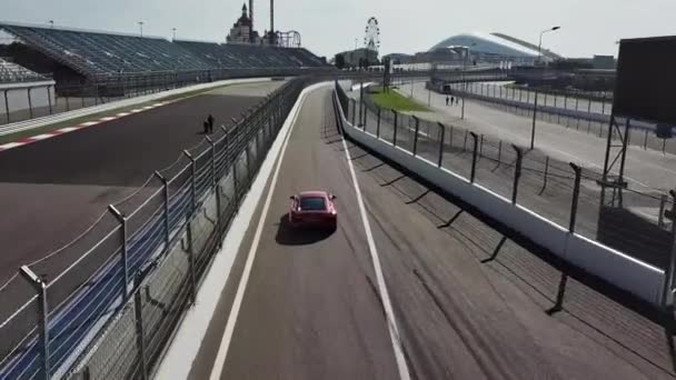 Rusland, Sochi - 01 apr 2021: formule 1 track in Sochi, het Olympisch dorp in Sochi. Bouwplaats van het stadion voor racen in de buurt van de stad in de zomer zonnige dag. Luchtzicht. — Stockvideo