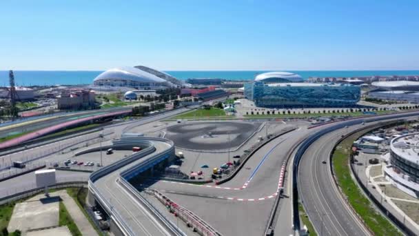 Rússia, Sochi - 01 abr 2021: pista de fórmula 1 em Sochi, a aldeia olímpica de Sochi. Local de construção do estádio para corridas perto da cidade no dia ensolarado de verão. Vista aérea. — Vídeo de Stock