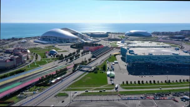 Rusland, Sochi - 01 apr 2021: formule 1 track in Sochi, het Olympisch dorp in Sochi. Bouwplaats van het stadion voor racen in de buurt van de stad in de zomer zonnige dag. Luchtzicht. — Stockvideo