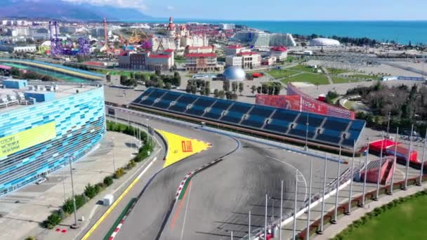 Rusya, Soçi - 01 Nisan 2021: formula _ 1 Sochi, Soçi Olimpiyat köyü. Güneşli yaz gününde, kasabanın yakınında yarış için stadyum inşaatı. Hava görünümü. — Stok video