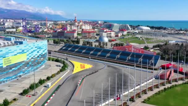 Rusia, Sochi - 01 abr 2021: pista de fórmula 1 en Sochi, el pueblo olímpico de Sochi. Lugar de construcción del estadio para las carreras cerca de la ciudad en verano día soleado. Vista aérea. — Vídeo de stock