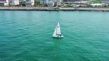 Sochi, Rusya - 10 Nisan 2021: havadan yelkenli. Kimse deniz manzaralı değildir. Lüks bir yat açık denizde yüzüyor. Yat sporu. Dramatik drone atışı. Yüksek kalite 4k görüntü