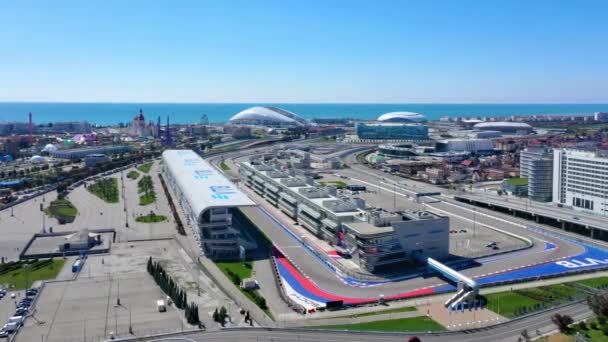 Sochi, Rusland - 01 apr 2021: vanuit de lucht zicht op de baan en de stands van Sochi Autodrom — Stockvideo