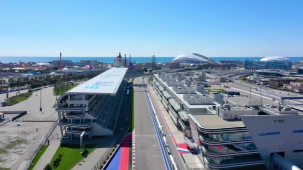 Sochi, Rusya - 01 Nisan 2021: Pistin ve Sochi Autodrom 'un tribünlerinin hava görüntüsü — Stok video