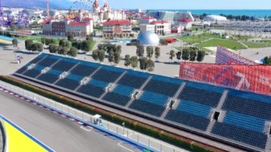 Rusya, Soçi - 01 Nisan 2021: formula _ 1 Sochi, Soçi Olimpiyat köyü. Güneşli yaz gününde, kasabanın yakınında yarış için stadyum inşaatı. Hava görünümü. 