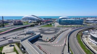 Rusya, Soçi - 01 Nisan 2021: formula _ 1 Sochi, Soçi Olimpiyat köyü. Güneşli yaz gününde, kasabanın yakınında yarış için stadyum inşaatı. Hava görünümü. 