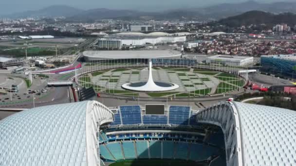 Rusland, Sotsji - 10 apr 2021: Luchtvoetbalstadion Fischt. Sochi, Adler, Rusland, Olympic Torch en Fisht stadion gebouwd voor de Olympische Winterspelen 2014. Stadion fischt, het belangrijkste ceremoniële gebied — Stockvideo