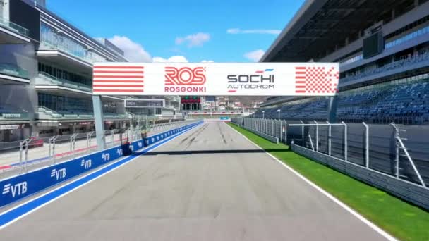 Sochi, Ρωσία - 01 apr 2021: περίπτερα και τροχιά Sochi Autodrom, περιοχή εκκίνησης και τερματισμού, εναέρια άποψη — Αρχείο Βίντεο