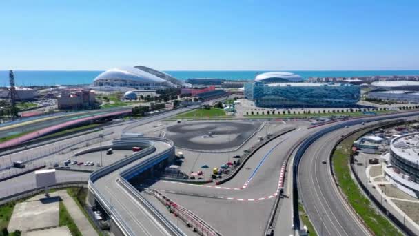 Rusia, Sochi - 01 abr 2021: pista de fórmula 1 en Sochi, el pueblo olímpico de Sochi. Lugar de construcción del estadio para las carreras cerca de la ciudad en verano día soleado. Vista aérea. — Vídeos de Stock