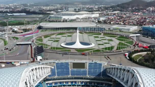 รัสเซีย โซชี 10 เมษายน ค.ศ. 2021: สนามฟุตบอลทางอากาศ โซชี, แอดเลอร์, รัสเซีย, ไฟฉายโอลิมปิกและสนามกีฬาฟิชเชอร์ที่สร้างขึ้นสําหรับการแข่งขันกีฬาโอลิมปิกฤดูหนาว 2014 ฟิชชิ่งสนามกีฬา พื้นที่พิธีการหลัก — วีดีโอสต็อก